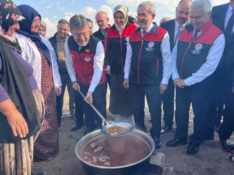 Bakan Yumaklı: Bu sene 3 milyon 850 bin tonluk bir üzüm üretimi gerçekleşecek