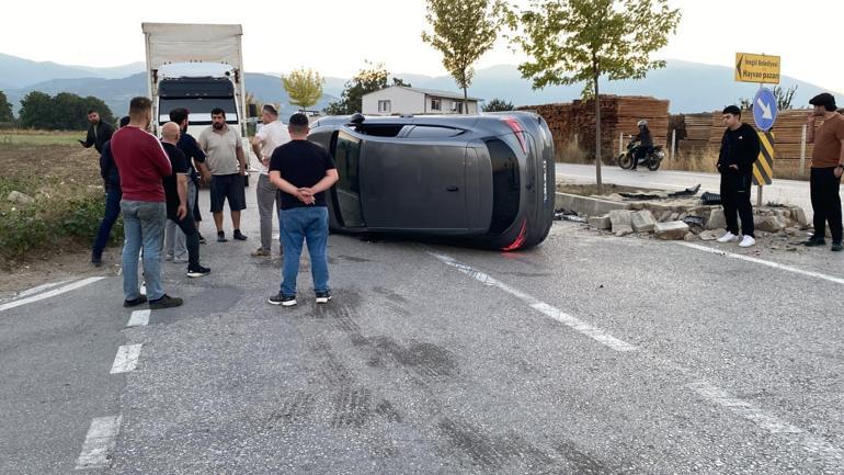 Refüje çarpan otomobilin devrilmesi kamerada; 1 yaralı