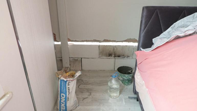 Zeytinburnunda inşaat çalışmasında yan binadaki dairenin dün yatak odası, bugün banyo duvarı yıkıldı