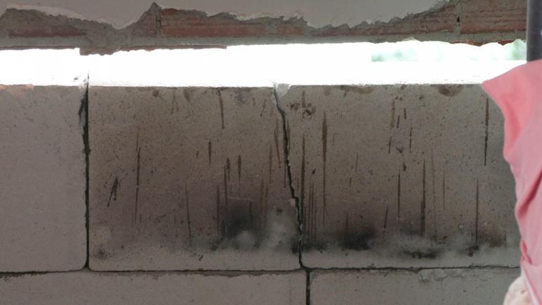 Zeytinburnunda inşaat çalışmasında yan binadaki dairenin dün yatak odası, bugün banyo duvarı yıkıldı
