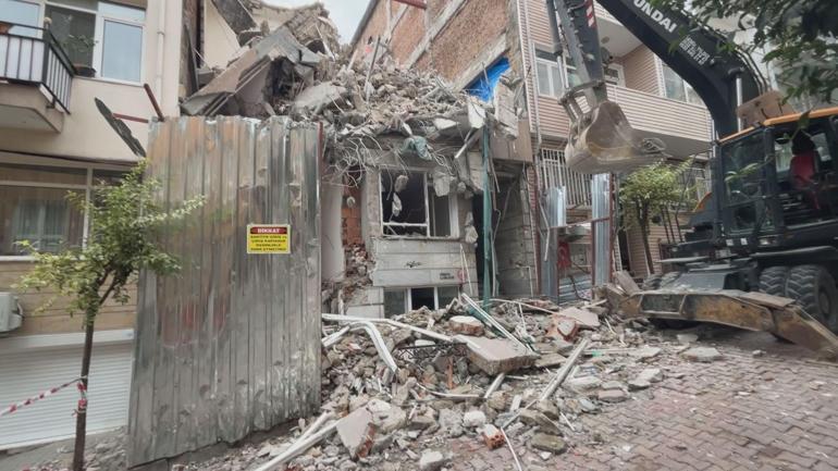 Beşiktaşta bina yıkımı sırasında duvarında hasar oluşan apartman tahliye edildi