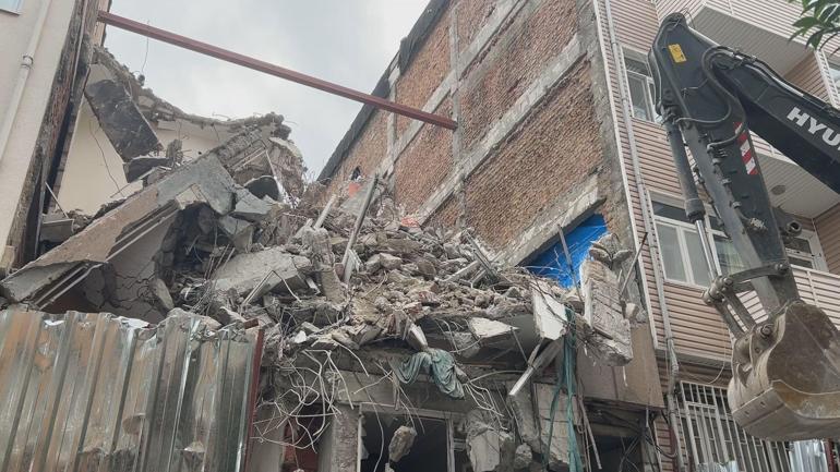 Beşiktaşta bina yıkımı sırasında duvarında hasar oluşan apartman tahliye edildi