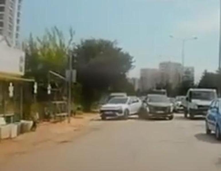 Kaldırımda yürüyen yaya, el freni çekilmeyen otomobilin altında kalmaktan son anda kurtuldu; o anlar kameraya yansıdı