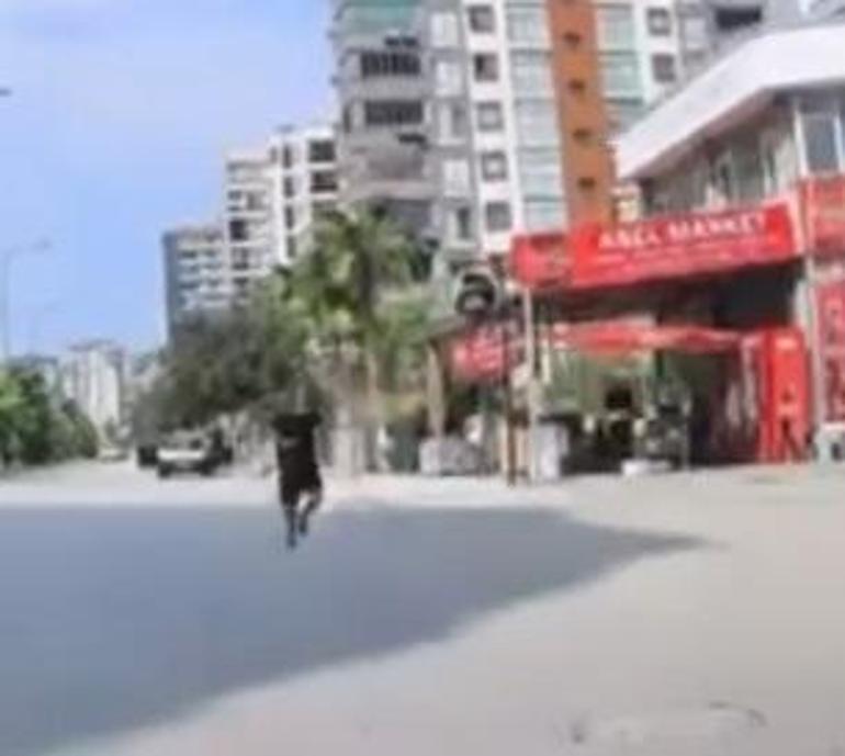 Kaldırımda yürüyen yaya, el freni çekilmeyen otomobilin altında kalmaktan son anda kurtuldu; o anlar kameraya yansıdı