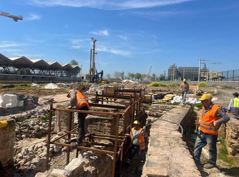 Haydarpaşanın temellerinde yer alan ahşap kazıkların yüzde 80i yok olmuş