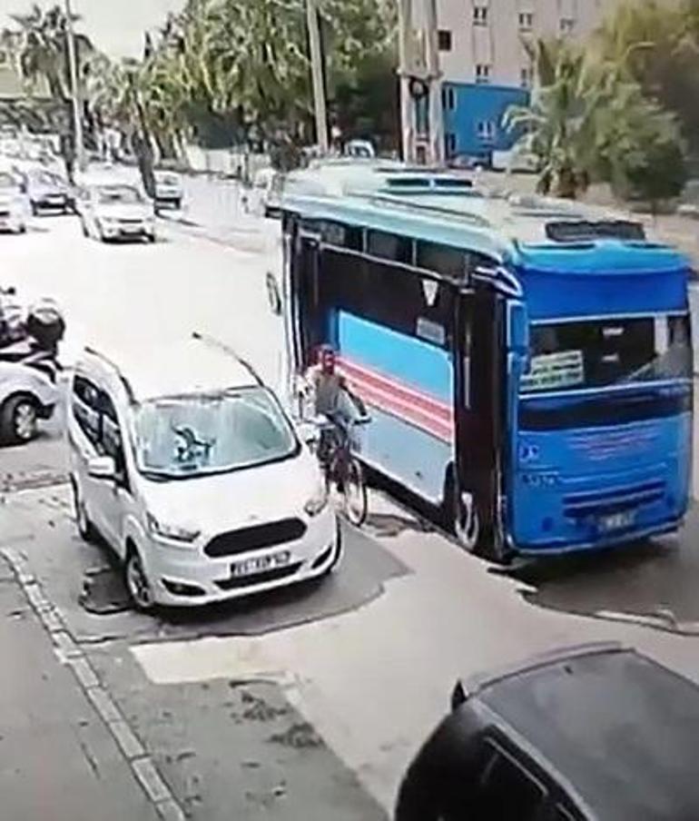 Özel halk otobüsünün açık olan kapısı bisikletliye çarptı; kaza kamerada