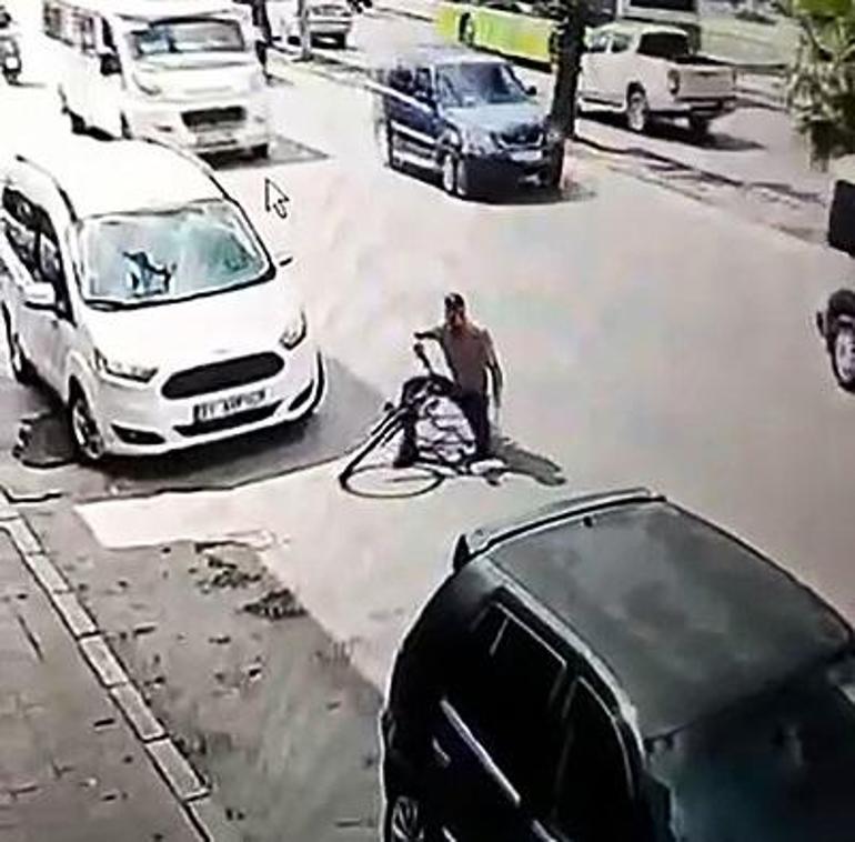 Özel halk otobüsünün açık olan kapısı bisikletliye çarptı; kaza kamerada