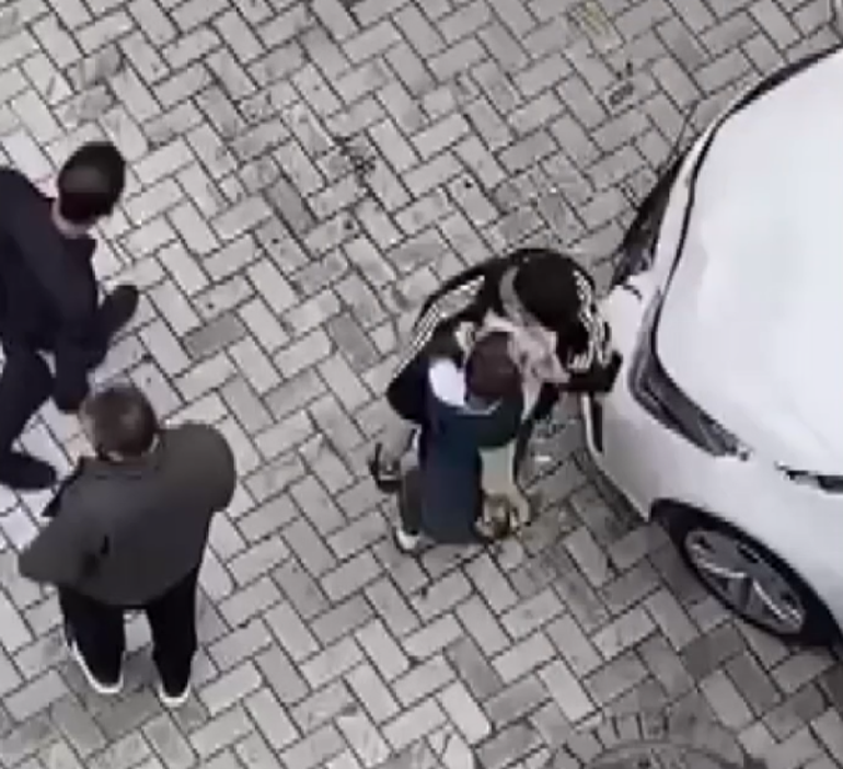 Zeytinburnunda 2 araç çarpıştı; kız çocuğunun yaralandığı kaza kamerada