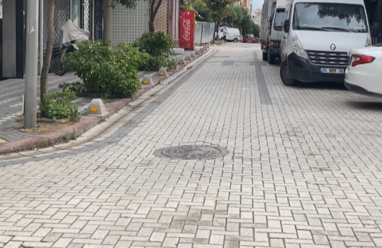 Zeytinburnunda 2 araç çarpıştı; kız çocuğunun yaralandığı kaza kamerada
