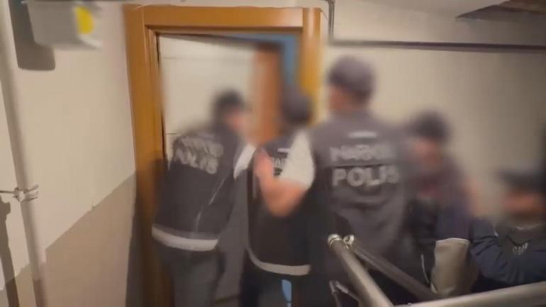 İstanbulda 3 ilçede düzenlenen operasyonlarda 898 kilogram uyuşturucu madde ele geçirildi