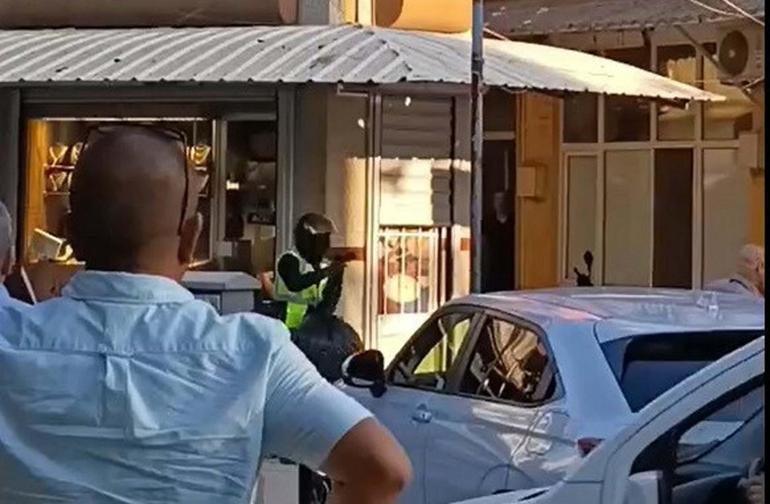 Manisada kuyumcuda silahla 2 kişiyi yaralayan soygun şüphelisi tutuklandı