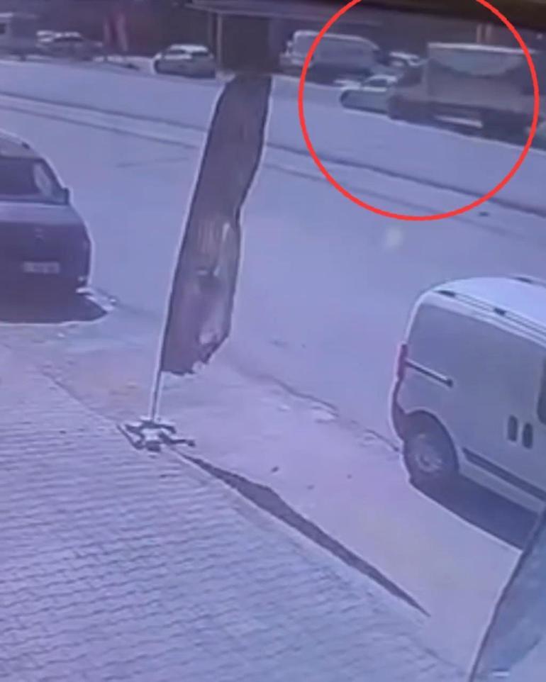 Kamyonetin, otomobile çarptığı kaza kamerada; 2 yaralı