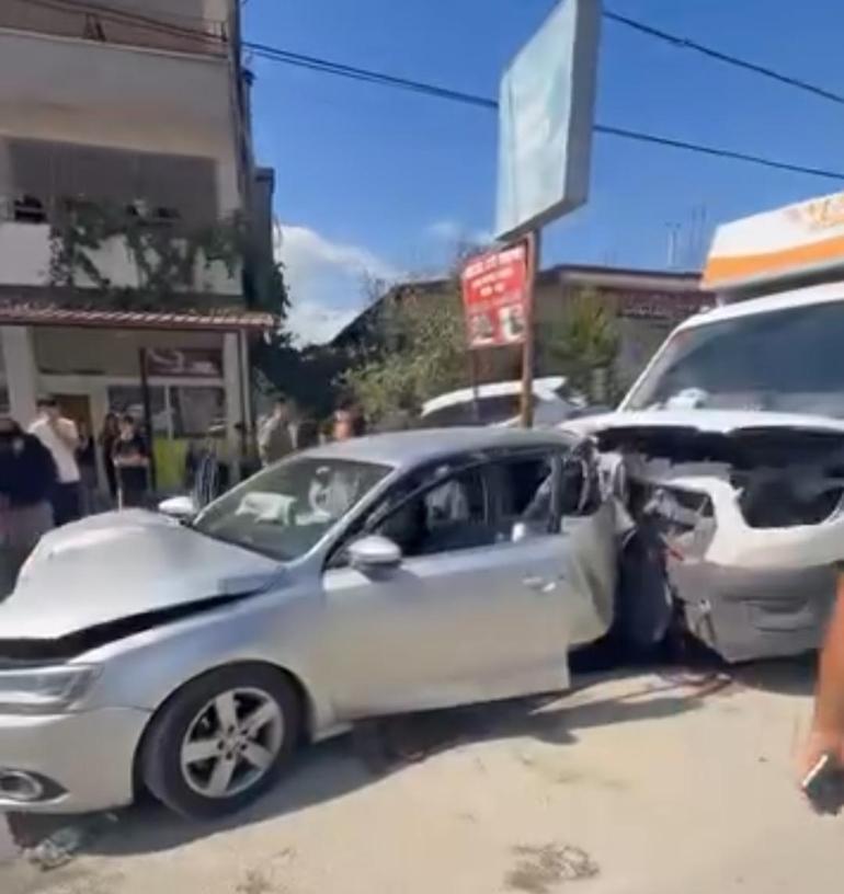 Kamyonetin, otomobile çarptığı kaza kamerada; 2 yaralı