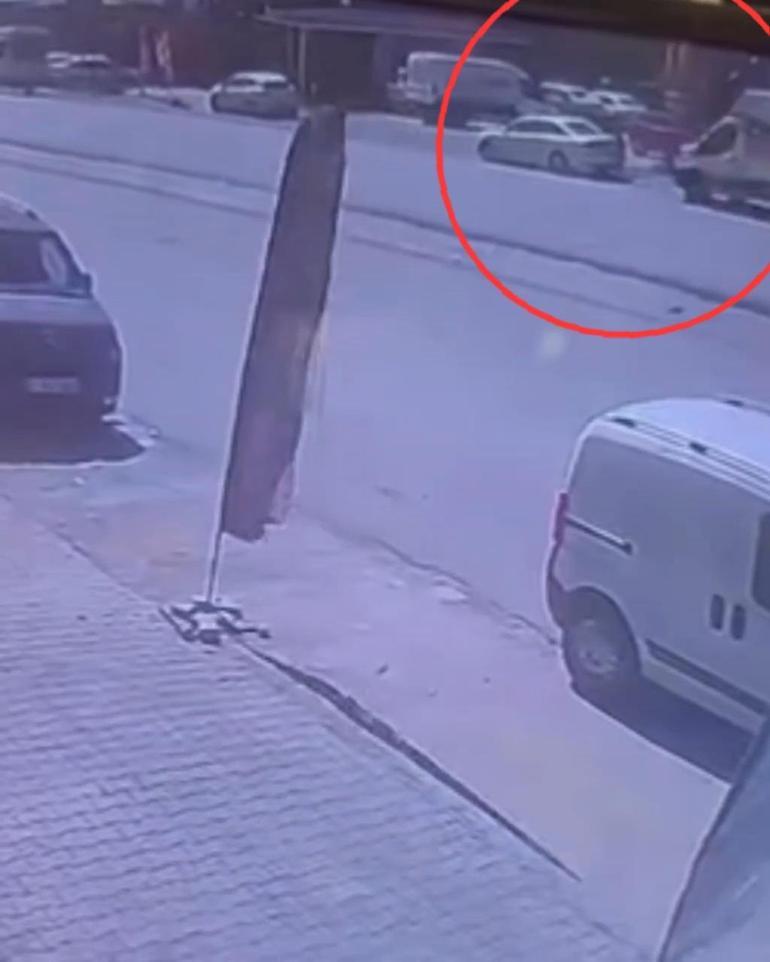 Kamyonetin, otomobile çarptığı kaza kamerada; 2 yaralı
