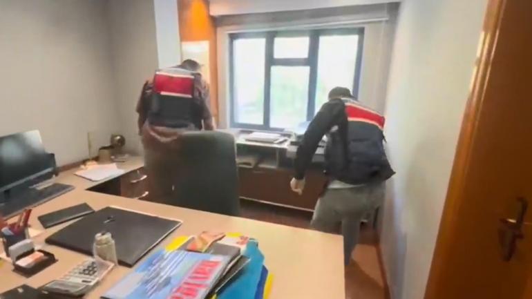 Trafik kazası geçirenlerin kişisel verilerini ele geçiren 11 şüpheli adliyeye sevk edildi