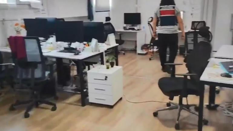 Trafik kazası geçirenlerin kişisel verilerini ele geçiren 11 şüpheli adliyeye sevk edildi