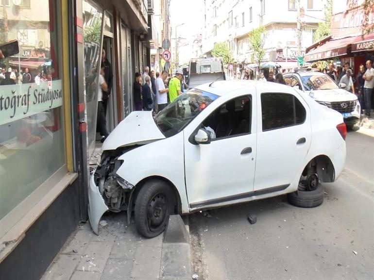 Bayrampaşada kazada savrulan otomobil berber dükkanına çarptı: 2si ağır 5 yaralı