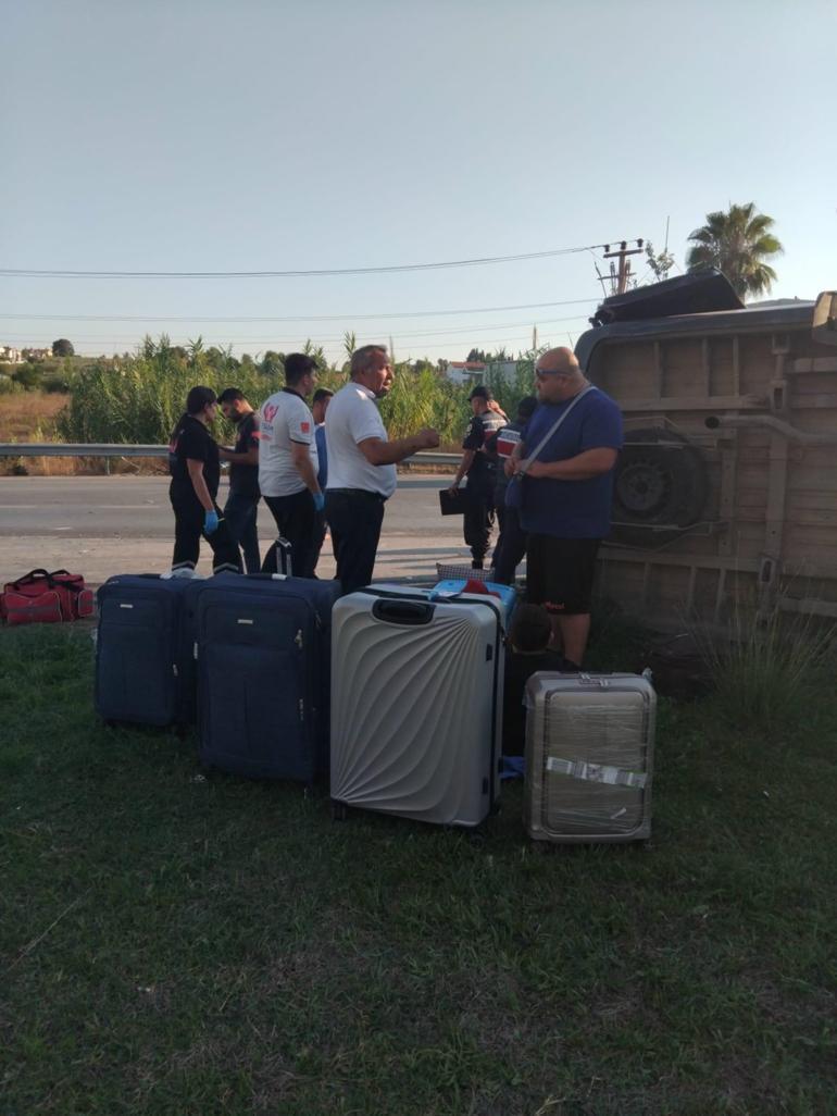 Antalyada üç aracın karıştığı zincirleme kaza: 17 yaralı