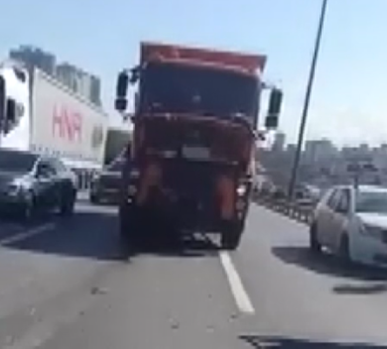 Avcılar’da 3 aracın karıştığı zincirleme kaza kamerada