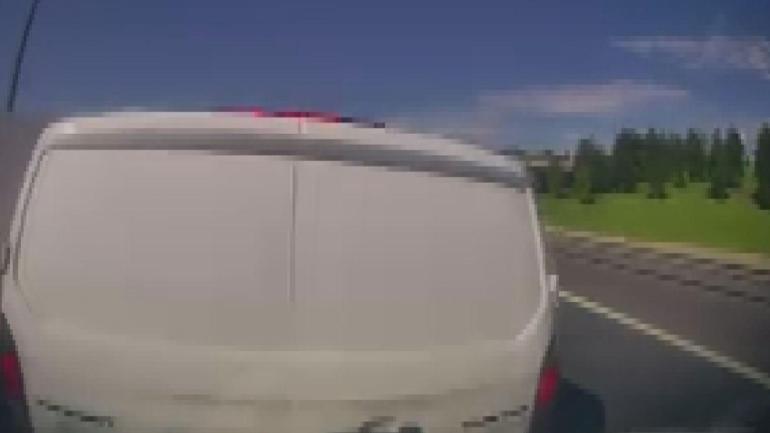 Avcılar’da 3 aracın karıştığı zincirleme kaza kamerada