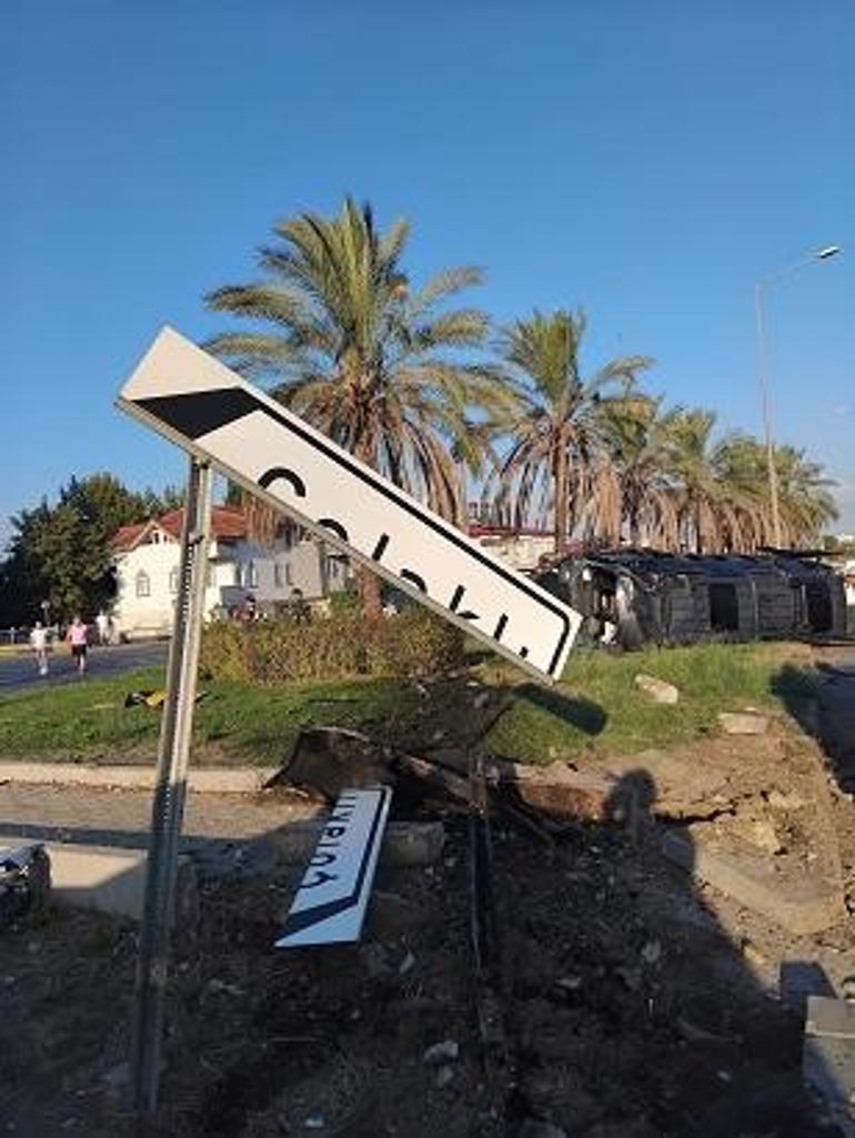 Antalyada üç aracın karıştığı zincirleme kaza kamerada: 15 yaralı