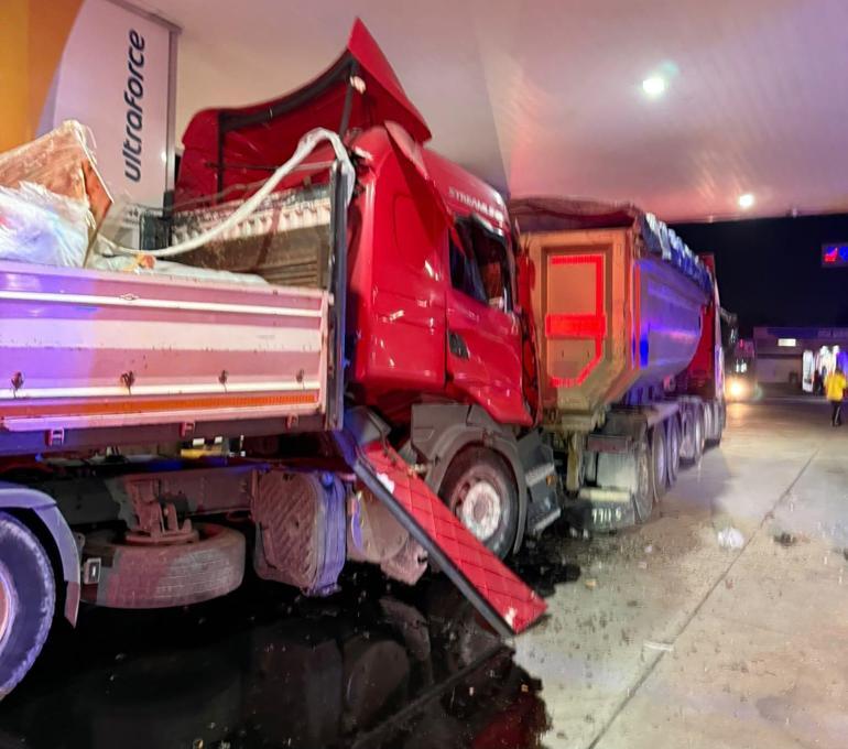 Radar görevi yapan polis aracına çarpan TIRın sürücüsü ağır yaralandı
