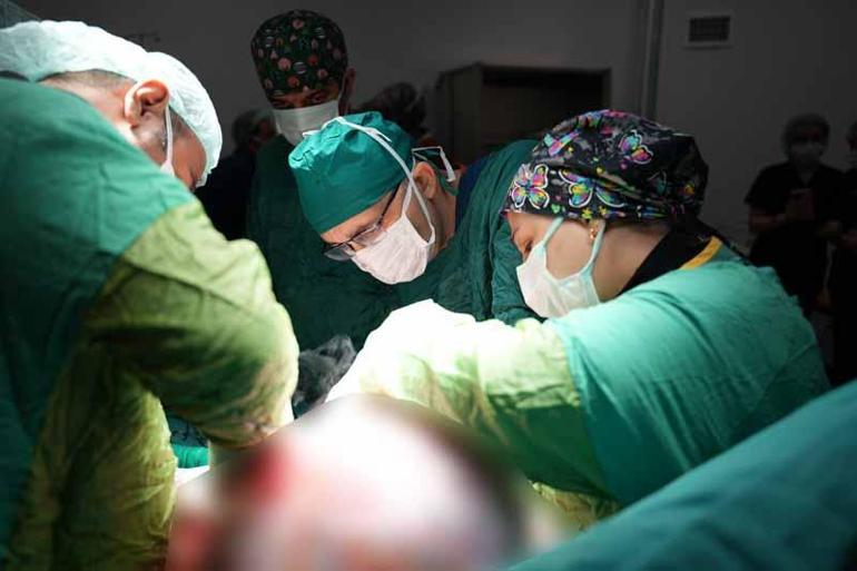 Karnından 15 kilo kitle çıkarıldı