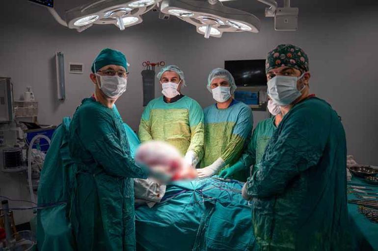 Karnından 15 kilo kitle çıkarıldı
