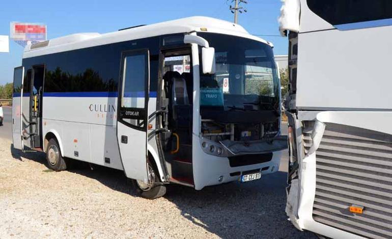 Servis midibüsü tur otobüsüne çarptı: 6 yaralı