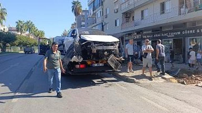 Otomobil önce yayaya ardından duraktaki karı kocaya çarptı; 3 yaralı