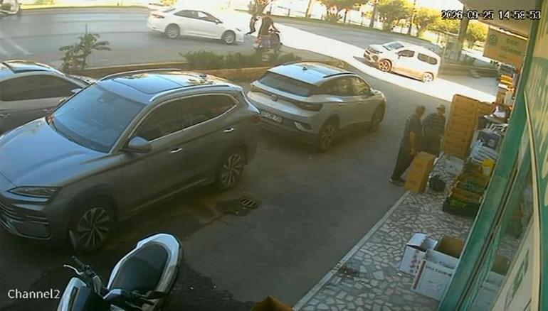 Otomobil önce yayaya ardından duraktaki karı kocaya çarptı; 3 yaralı
