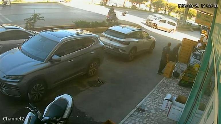 Otomobil önce yayaya ardından duraktaki karı kocaya çarptı; 3 yaralı