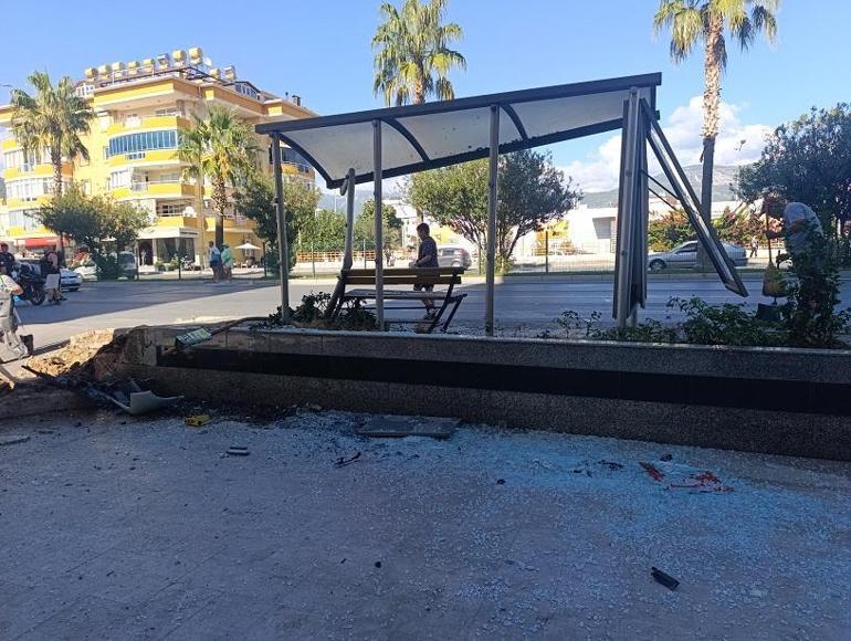 Otomobil önce yayaya ardından duraktaki karı kocaya çarptı; 3 yaralı