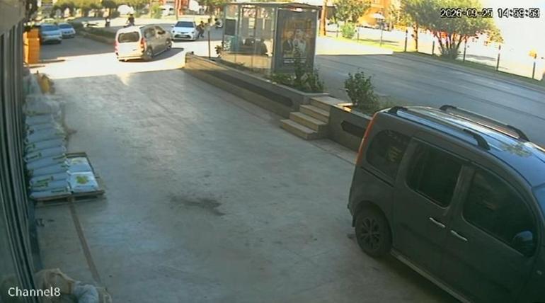 Otomobil önce yayaya ardından duraktaki karı kocaya çarptı; 3 yaralı