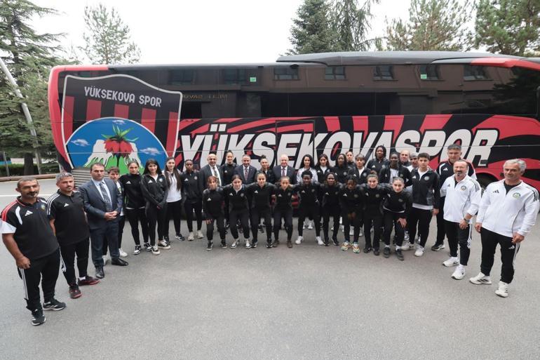 Bakan Güler, Yüksekova Spor Kadın Futbol Takımı sporcuları ile görüştü