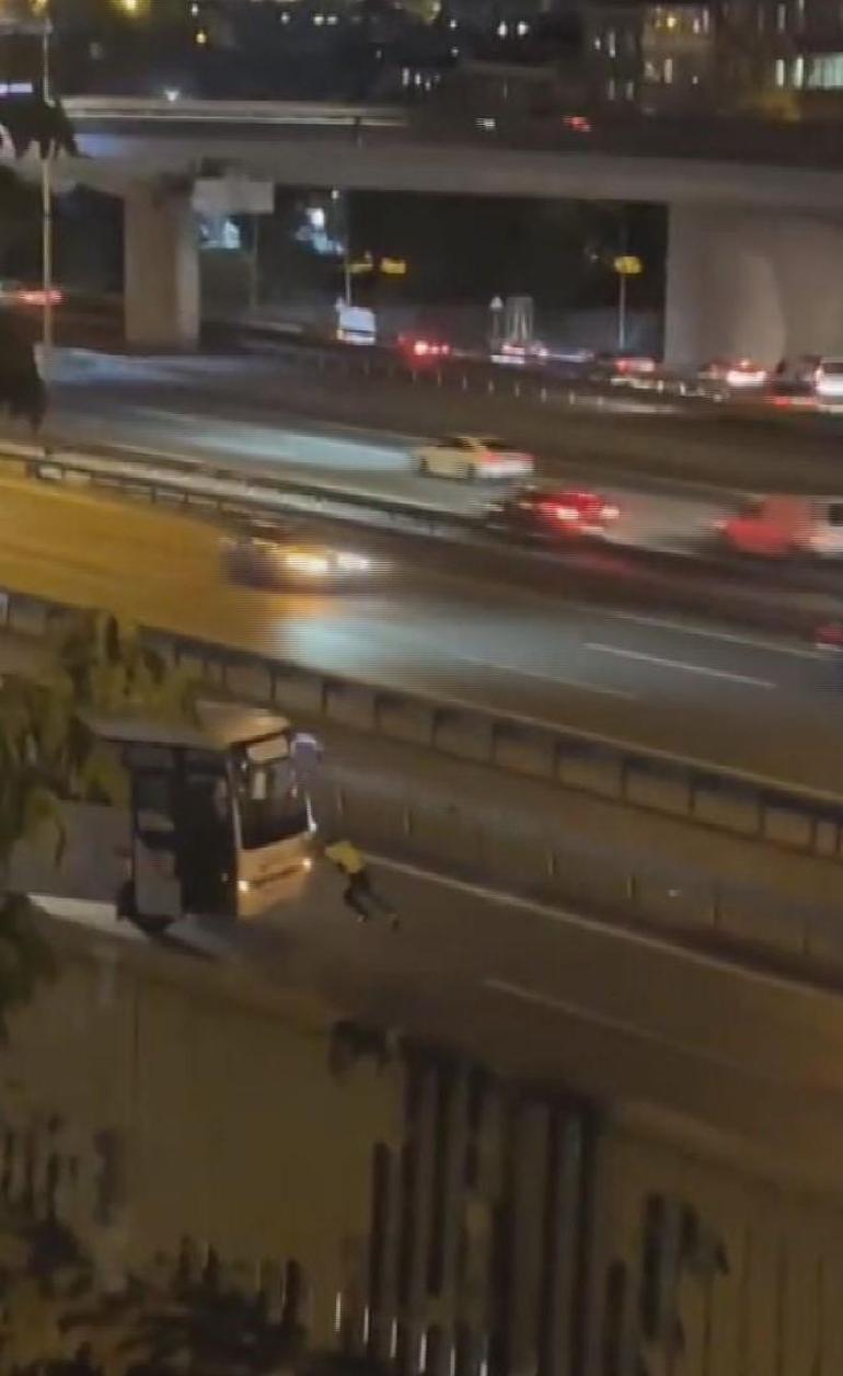 Sultangazide arızalanan midibüsü yol kenarına iten kadın polis kamerada
