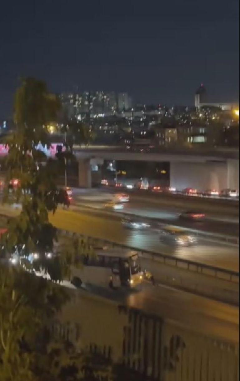 Sultangazide arızalanan midibüsü yol kenarına iten kadın polis kamerada