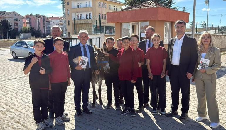 Eşekle Türkiye’yi geziyor, köy çocuklarına kitap ve kırtasiye dağıtıyor