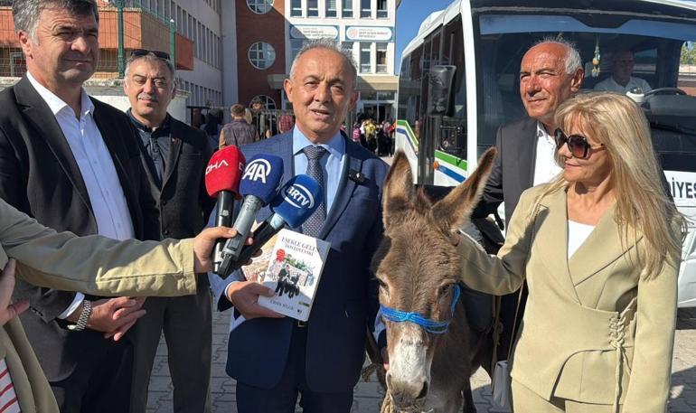 Eşekle Türkiye’yi geziyor, köy çocuklarına kitap ve kırtasiye dağıtıyor