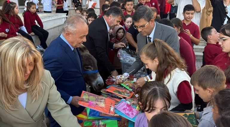 Eşekle Türkiye’yi geziyor, köy çocuklarına kitap ve kırtasiye dağıtıyor