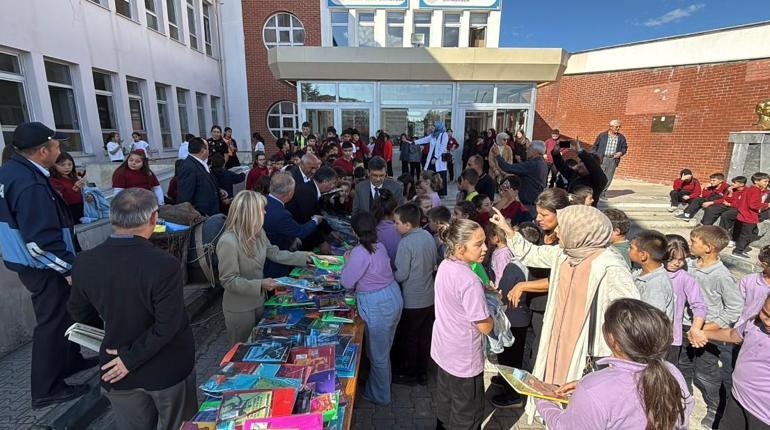 Eşekle Türkiye’yi geziyor, köy çocuklarına kitap ve kırtasiye dağıtıyor