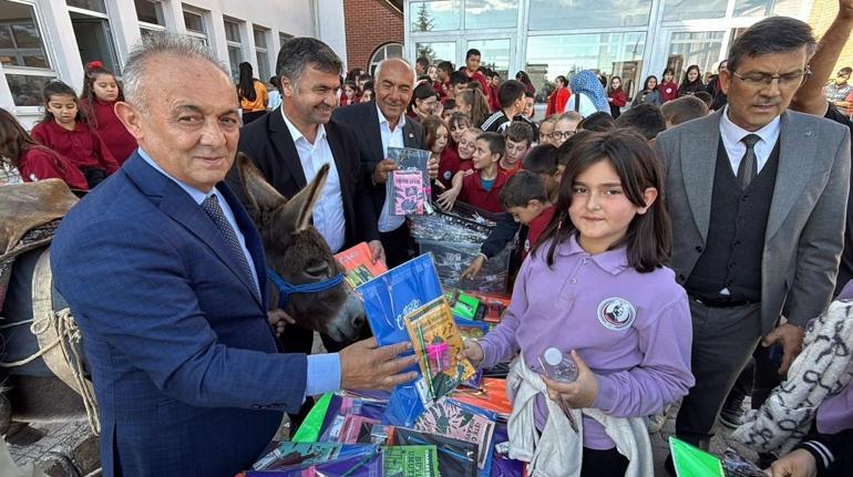 Eşekle Türkiye’yi geziyor, köy çocuklarına kitap ve kırtasiye dağıtıyor