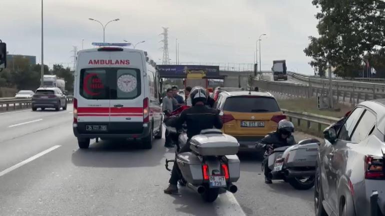 Tuzla TEM Otoyolu’nda emniyet şeridinde duran otomobile çarpan motosikletli polis yaralandı