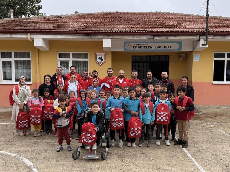 Samsun’da kırsaldaki öğrencilere Samsunspor çantası