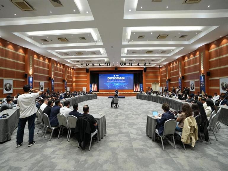 Bilal Erdoğan: İslam dünyasının birlikte güçlü olmasına öncülük edebiliriz