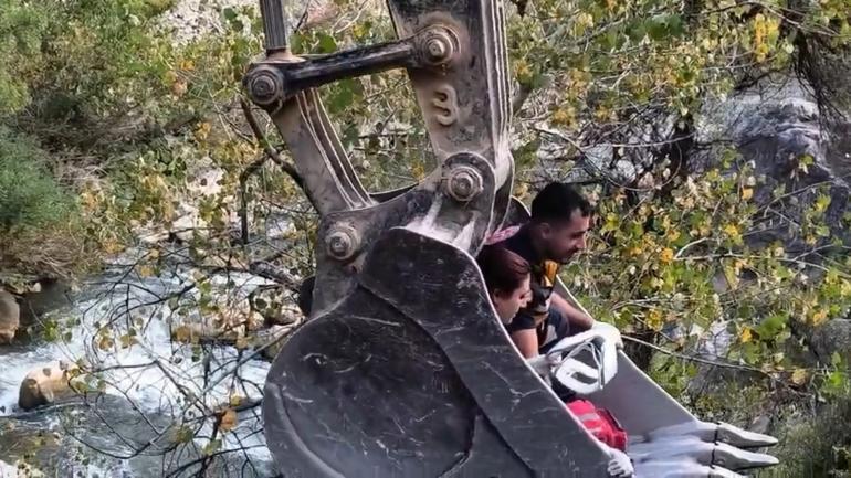 Tunceli’de hafif ticari araç çay kenarına devrildi: 2’si ağır, 5 yaralı