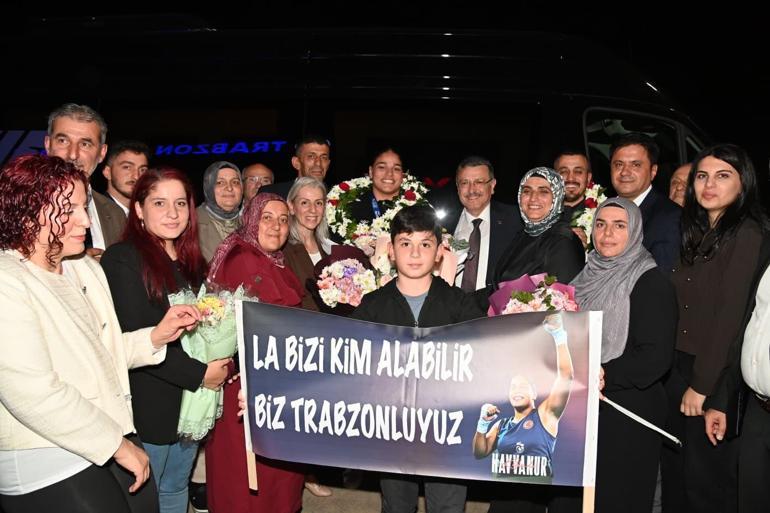 Avrupa şampiyonu boksör Havvanur Kethüda Trabzonda coşkuyla karşılandı