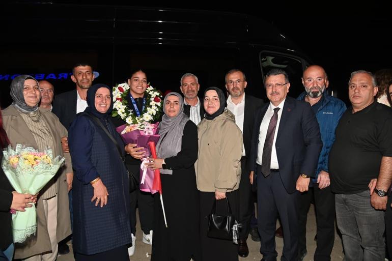 Avrupa şampiyonu boksör Havvanur Kethüda Trabzonda coşkuyla karşılandı