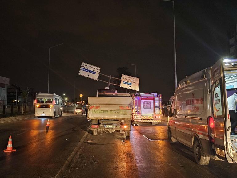 Yolcu otobüsü yön tabelasının direğine çarptı: 11 yaralı
