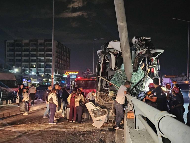 Yolcu otobüsü yön tabelasının direğine çarptı: 11 yaralı